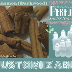 Könnte beinhalten: Zimtstangen, die auf einer weißen Oberfläche angeordnet sind. Das Bild zeigt auch eine Vielzahl von durchsichtigen Glasflaschen mit Tropfern, die mit verschiedenen Größen in Millilitern beschriftet sind. Der Text "DESIGN YOUR OWN PERFUME" und "Scent*Oil*Colour*Size" ist auf dem Bild zu sehen. Der Text "CUSTOMIZABLE" befindet sich am unteren Rand des Bildes.