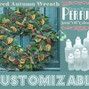 Może przedstawiać: Korona jesienna z przyprawami, z suszonymi pomarańczami, cynamonowymi patyczkami i szyszkami. Zaprojektuj własne perfumy z opcjami zapachu, oleju, koloru i rozmiaru. Butelki w rozmiarach od 5 ml do 100 ml.