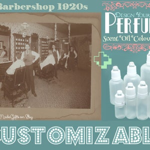 Könnte beinhalten: Ein Vintage-Foto eines Friseursalons aus den 1920er Jahren. Das Foto ist in Sepia gehalten und zeigt einen Friseursalon mit mehreren Männern, die sich die Haare schneiden lassen. Das Bild zeigt auch eine Reihe von durchsichtigen Glasflaschen mit Tropfern in verschiedenen Größen, die mit Milliliter-Maßen beschriftet sind. Der Text "DESIGN YOUR OWN PERFUME" ist in rosa und weißen Buchstaben mit einem dekorativen Rand geschrieben. Der Text "Scent*Oil*Colour*Size" ist unter dem Titel geschrieben. Der Text "CUSTOMIZABLE" ist in weißen Buchstaben mit einem dekorativen Rand geschrieben.