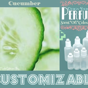 Könnte beinhalten: Eine Nahaufnahme einer Gurkenscheibe. Das Bild zeigt auch einen Satz von sechs durchsichtigen Glasflaschen mit weißen Kappen. Die Flaschen sind mit verschiedenen Größen in Millilitern beschriftet: 5 ml, 10 ml, 15 ml, 20 ml, 30 ml und 50 ml. Der Text "DESIGN YOUR OWN PERFUME" befindet sich oben im Bild. Der Text "Scent*Oil*Colour*Size" befindet sich unter dem Text "DESIGN YOUR OWN PERFUME". Der Text "CUSTOMIZABLE" befindet sich unten im Bild.