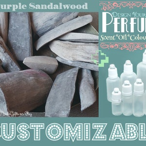 Puede incluir: Virutas de madera de sándalo púrpura con el texto "Design Your Own Perfume" y una selección de botellas de vidrio transparente con goteros en tamaños de 5 ml, 10 ml, 15 ml, 20 ml, 30 ml, 50 ml y 100 ml. El texto "Scent*Oil*Colour*Size" está debajo de las botellas.