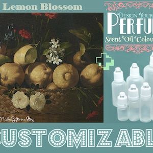 Może przedstawiać: Malowidło przedstawiające cytryny i kwiaty w koszyku. Tekst "Lemon Blossom" znajduje się w górnej części obrazu. Tekst "DESIGN YOUR OWN PERFUME" znajduje się w prawym górnym rogu obrazu. Tekst "Scent*Oil*Colour*Size" znajduje się pod tekstem "DESIGN YOUR OWN PERFUME". Widoczne są sześć przezroczystych szklanych butelek z białymi zakrętkami i etykietami z tekstem "5ml", "10ml", "15ml", "20ml", "30ml" i "100ml". Tekst "CUSTOMIZABLE" znajduje się na dole obrazu.