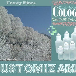 Puede incluir: Una escena de bosque nevado con un fondo blanco. El texto "Frosty Pines" está en la parte superior de la imagen. El texto "DESIGN YOUR OWN COLOGNE" está en un marco decorativo rosa y blanco. El texto "Scent*Oil*Colour*Size" está debajo del marco. Hay seis botellas de vidrio transparente con tapas blancas y etiquetas que muestran diferentes tamaños en mililitros. El texto "CUSTOMIZABLE" está en la parte inferior de la imagen.