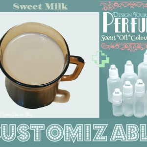 Könnte beinhalten: Eine braune Keramiktasse gefüllt mit einer hellbraunen Flüssigkeit, beschriftet mit "Sweet Milk". Das Bild zeigt auch eine Auswahl an durchsichtigen Glasflaschen mit weißen Verschlüssen, die mit verschiedenen Größen in Millilitern beschriftet sind. Der Text "DESIGN YOUR OWN PERFUME" wird in einer dekorativen Schriftart mit rosa und weißen floralen Akzenten angezeigt. Der Text "Scent*Oil*Colour*Size" wird unter dem Titel angezeigt. Der Text "CUSTOMIZABLE" wird in einer großen Schriftart mit weißen Punkten um die Buchstaben angezeigt.