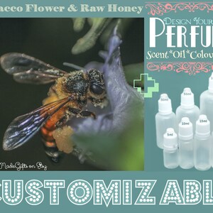 Puede incluir: Una abeja polinizando una flor de tabaco con el texto "Tobacco Flower & Raw Honey" arriba. La imagen también muestra una variedad de botellas de vidrio transparente con goteros, etiquetadas con diferentes tamaños en mililitros, y el texto "DESIGN YOUR OWN PERFUME Scent*Oil*Colour*Size" encima de las botellas. El texto "CUSTOMIZABLE" está en la parte inferior de la imagen.