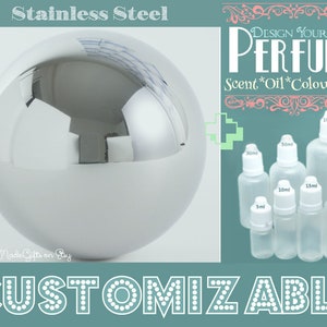 Könnte beinhalten: Eine Kugel aus Edelstahl mit einer reflektierenden Oberfläche. Ein Satz von sechs durchsichtigen Glasflaschen mit weißen Kappen und Etiketten, die verschiedene Größen in Millilitern angeben. Die Flaschen sind mit "DESIGN YOUR OWN PERFUME Scent*Oil*Colour*Size" beschriftet.