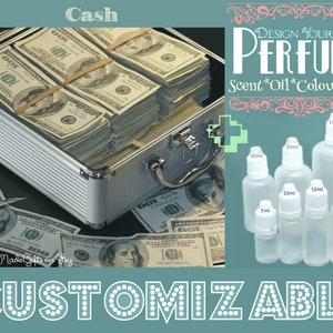 Könnte beinhalten: Ein silberner Metallkoffer gefüllt mit Stapeln von US-Dollar-Scheinen. Der Koffer ist geöffnet und die Scheine sind sichtbar. Das Bild zeigt auch einen Satz von sechs durchsichtigen Glasflaschen mit weißen Kappen. Die Flaschen sind mit verschiedenen Größen in Millilitern beschriftet: 5 ml, 10 ml, 15 ml, 20 ml, 30 ml und 100 ml. Der Text "DESIGN YOUR OWN PERFUME" ist in rosa und weißen Buchstaben auf einem rosa und weißen gemusterten Hintergrund geschrieben. Der Text "Scent*Oil*Colour*Size" ist unter dem Haupttext geschrieben. Das Bild ist mit "Cash" und "CUSTOMIZABLE" beschriftet.