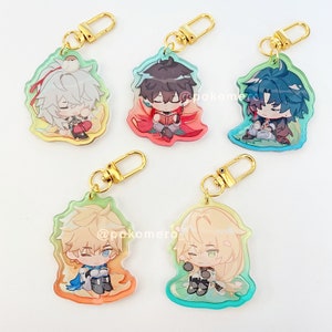 Pode incluir: Cinco chaveiros de acr&iacute;lico coloridos com personagens de estilo anime. Cada chaveiro tem um anel de metal dourado e um fundo de acr&iacute;lico transparente com um degrad&ecirc; de cores. Os personagens s&atilde;o todos representados em um estilo chibi, com cabe&ccedil;as grandes e corpos pequenos. Eles usam roupas diferentes e t&ecirc;m express&otilde;es diferentes.