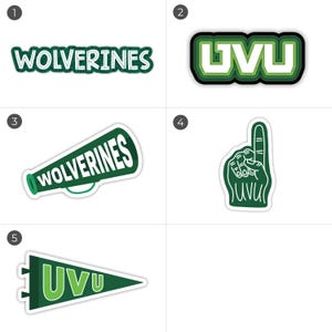 Puede incluir: Cinco pegatinas diferentes en verde y blanco con las palabras "WOLVERINES" y "UVU". Las pegatinas tienen forma de pancarta, meg&aacute;fono, mano con un dedo levantado y marca de palabra.