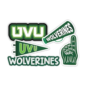 Puede incluir: Un conjunto de cinco pegatinas de vinilo verde y blanco con la inscripci&oacute;n "UVU Wolverines". Las pegatinas incluyen un meg&aacute;fono, un bander&iacute;n, una mano con el dedo &iacute;ndice levantado y dos versiones diferentes del logotipo de UVU.
