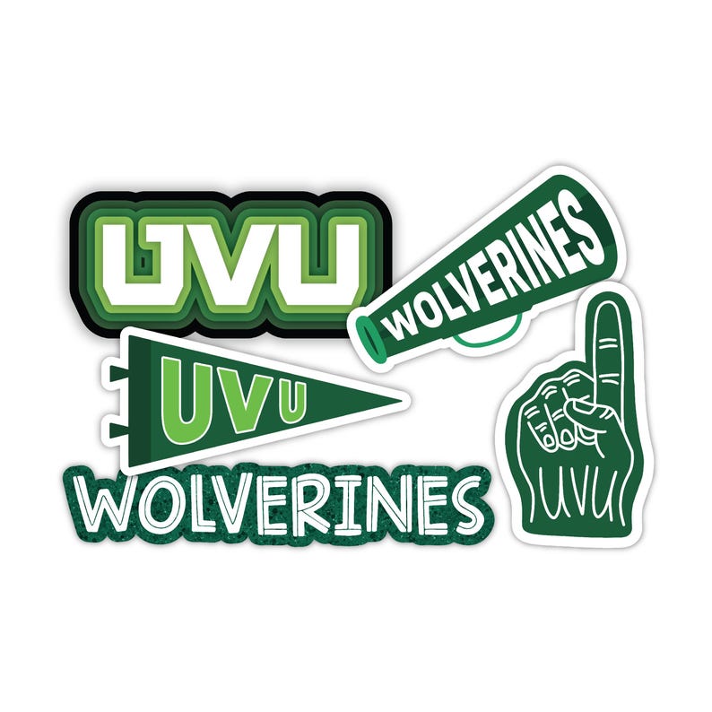 Puede incluir: Un conjunto de cinco pegatinas de vinilo verde y blanco con la inscripci&oacute;n "UVU Wolverines". Las pegatinas incluyen un meg&aacute;fono, un bander&iacute;n, una mano con el dedo &iacute;ndice levantado y dos versiones diferentes del logotipo de UVU.