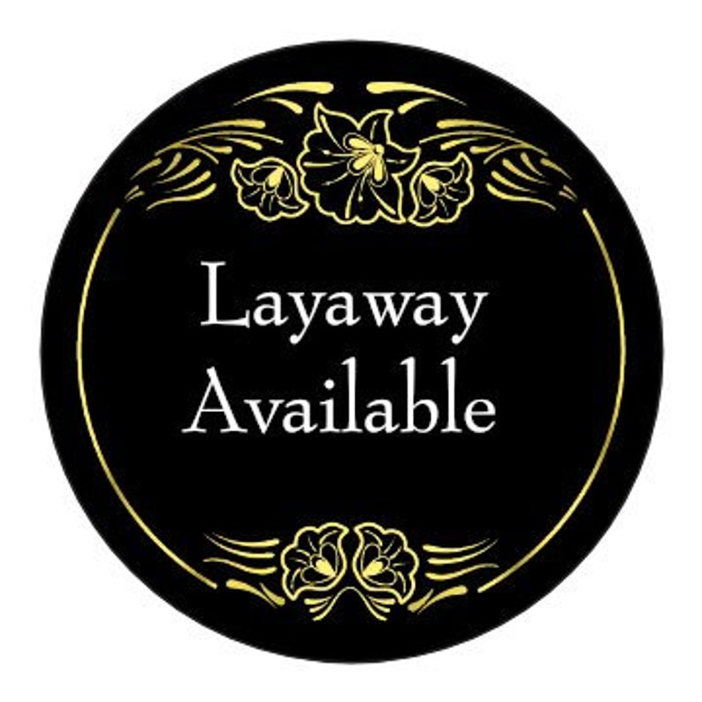 Puede incluir: Un letrero circular negro y dorado con un borde floral decorativo. El letrero dice "Layaway Available" en texto blanco.