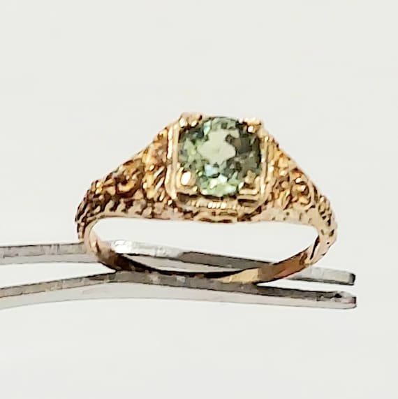 14k Gold Filigree Ring / Green Sapphire / Solitair