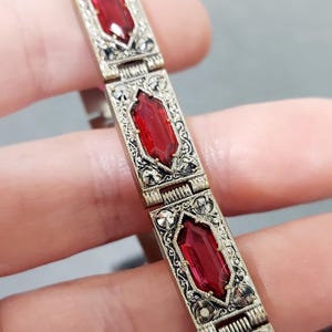 Pode incluir: Um conjunto de três canecas de cerâmica com acabamento fosco e salpicado. As canecas são em tons de creme, cinza claro e cinza escuro. Cada caneca tem um design simples e minimalista.