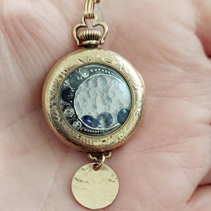 Colgante de reloj de bolsillo antiguo con piedra de pasta de plata de ley Luna creciente / Medallón de coctelera de iolita / Cadena llena de oro antiguo
