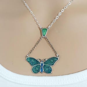 Collar con colgante de mariposa esmaltada de solapa en plata de ley, estilo Arts and Crafts, reproducción antigua
