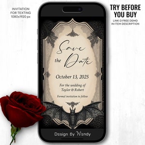 Könnte beinhalten: Eine digitale Save-the-Date-Einladung im Gothic-Stil. Die Einladung zeigt eine schwarze Fledermaus vor einem Spitzenhintergrund und den Text "Save the Date" in einer dekorativen Schriftart. Das Datum ist der 13. Oktober 2025, und die Namen Taylor und Robert sind aufgeführt. Der Text "Design by Wendy" befindet sich am unteren Rand der Einladung.