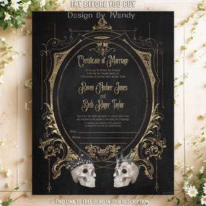 Op de afbeelding: Een zwart-gouden huwelijkscertificaat in gotische stijl. Het ontwerp bevat sierlijke gouden filigraan, de tekst "Certificate of Marriage" en de namen Raven Amber Jones en Seth Roger Taylor. Twee schedels met kronen staan ​​onderaan.