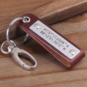 Portachiavi in pelle - Portachiavi con coordinate GPS - Portachiavi personalizzato con latitudine e longitudine - Regalo di anniversario per uomo - Regalo di Natale