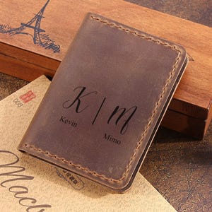 Cartera de cuero hecha a mano para hombre - Cartera de cuero minimalista personalizada para tarjetas de crédito - Cartera de cuero con bolsillo frontal - El mejor regalo para él/ella imagen 4