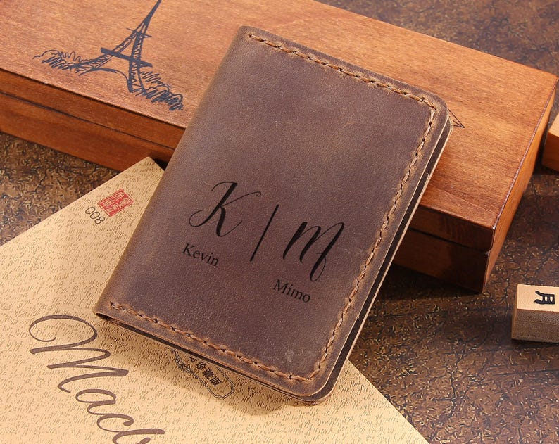 Cartera de cuero hecha a mano para hombre - Cartera de cuero minimalista personalizada para tarjetas de crédito - Cartera de cuero con bolsillo frontal - El mejor regalo para él/ella imagen 4