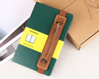 Personalisierte Leder Stifthalter mit Gummiband, benutzerdefinierte Stifthülle, Künstler Federmäppchen für Hardcover-Notebook im A5-Format