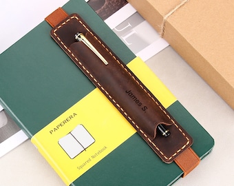 Leder Stifthalter mit Gummiband, Benutzerdefinierte Bleistift Stifthülle, Künstler Federmäppchen für A5 Hardcover Notebook, gravierte Leder Stiftetui,