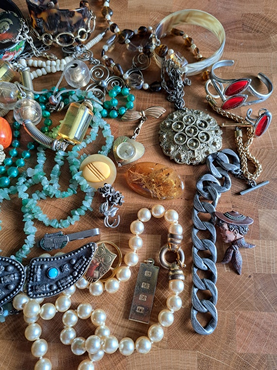 Large job lot assorted vintage jewelry - image 2