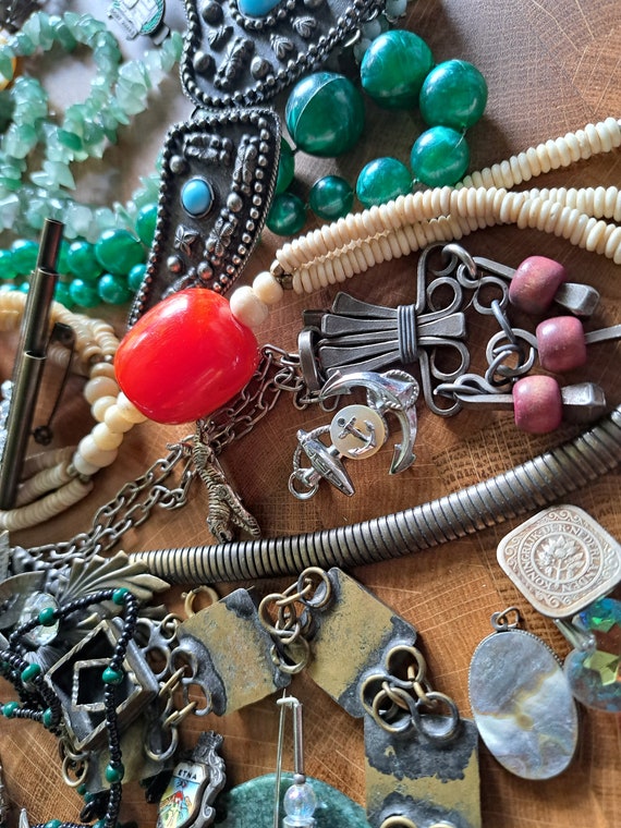 Large job lot assorted vintage jewelry - image 6