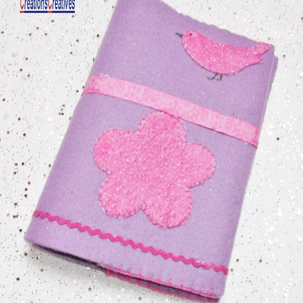 Protège carnet de santé pour fille.  Violet oiseau et fleur rose. PRENOM AU CHOIX. Cousu. En feutrine  pailletée à la main