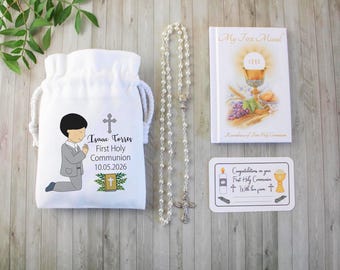 Betender Junge im grauen Anzug - Kommunion Geschenk Set: Rosenkranz, Tasche und Geschenkkarte