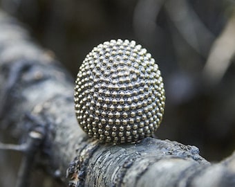 Gestippelde sterlingzilveren statementring: handgemaakte avant-garde sieraden