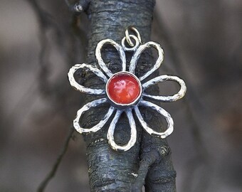 Collar con colgante de flor gótica hecho a mano: acrílico rojo/cristal, bronce ecológico