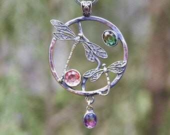 Colar com pingente de libélula de bronze feito à mão: joias Boho com pedras preciosas