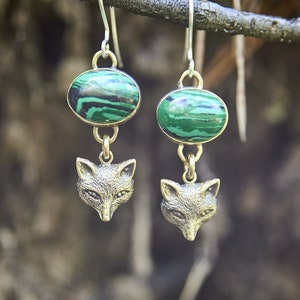 Bronzen vosoorbellen met groene steen | Sterlingzilveren haken | Handgemaakte heksensieraden | Dierenhanger | Milieuvriendelijk cadeau voor haar