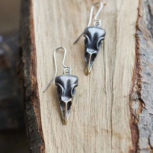 Pendientes de calavera de cuervo de bronce hechos a mano / Joyería gótica / Accesorios ecológicos / Moda alternativa