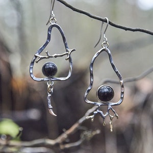 Gothic Wald Bronze Ohrringe | Schwarze Edelsteinkralle Ohrhänger | Asymmetrischer Fantasy Schmuck | Umweltfreundliches handgemachtes Geschenk