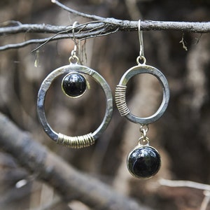 Handgemachte Asymmetrische Ohrringe mit Schwarzem Achat | Umweltfreundlicher Bronze und Sterling Silber Gothic Schmuck