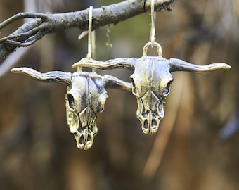 Pendientes de calavera de buey de bronce: ganchos de plata de ley con un toque gótico de bruja