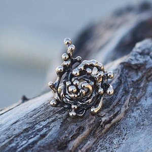 Anillo de rosa de bronce hecho a mano: joyería floral de vanguardia