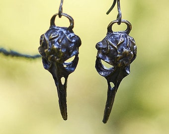 Brincos de caveira de pássaro gótico | Bronze oxidado artesanal | Joias da natureza bruxa
