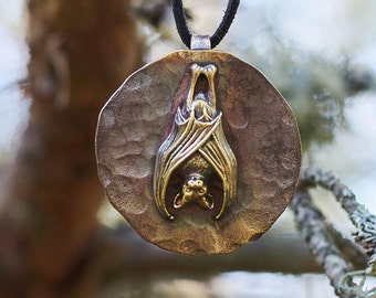 Collar con colgante de murciélago hecho a mano / Joyería de bruja de bronce / Amuleto inspirado en la naturaleza
