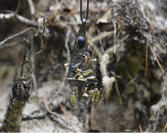 Hexe Anhänger Halskette | Handgefertigter Zauberhafter Schmuck | Amulett mit blauem Schmuckstein, Mond und Katze