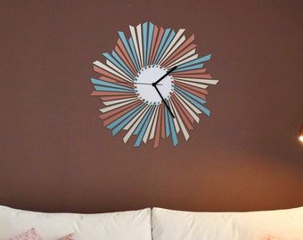 Grande horloge colorée : terre cuite pastel, horloge murale bleue et blanc cassé / Décoration murale européenne faite main // Horloge en bois d'Andromède