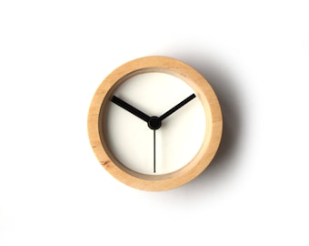 Petite horloge murale ronde faite main 12 cm en contreplaqué naturel - Compacte