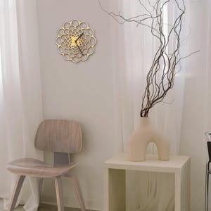 Reloj de pared artesanal de madera contrachapada cortada con láser con diseño de media luna redonda - Coral
