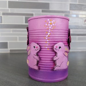 Porte-stylo lapin violet. Une superbe décoration pour la maison et le bureau. Fait d'une boîte de conserve recyclée et d'une boîte en carton.
