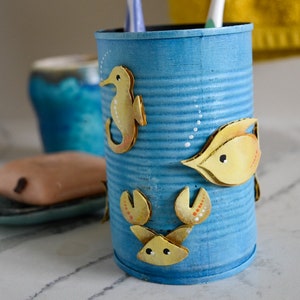Portalápices de lata reciclada: decoración náutica con peces y cangrejos