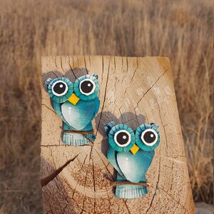 Búhos bebés hechos de cartón corrugado reciclado. Para decoración artística del hogar y la oficina.