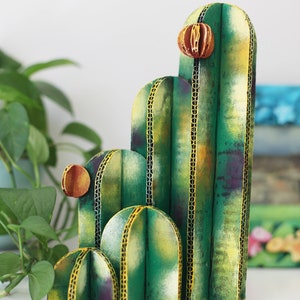 Cactus de la familia de las plantas verdes reciclados. Cactus de tuna. Para decoración artística del hogar y la oficina. Escultura de cartón